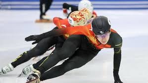 琼斯投篮被封盖 朱俊龙反击上篮打成2+1