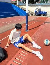 勇士官方：格林扭伤右脚，本场比赛不会回归